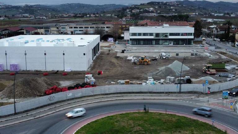 Longiano, polemica per bar e farmacia aggiunti a centro commerciale Longiano, polemica per bar e farmacia aggiunti a centro commerciale