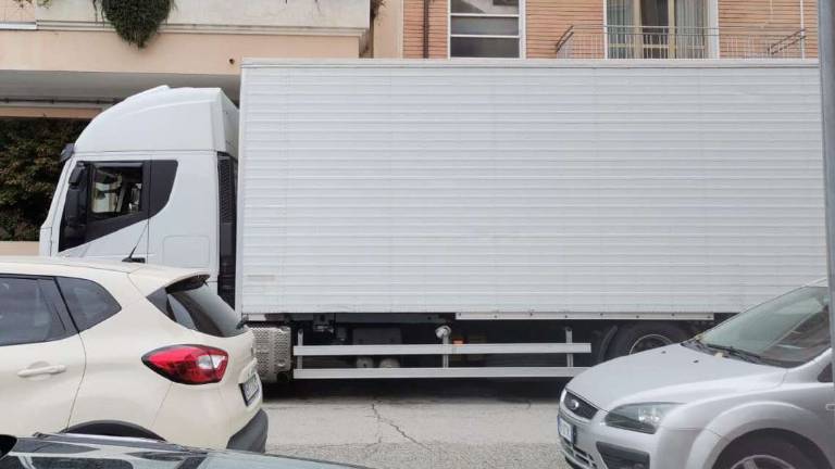 Rimini. Via Minghetti, i residenti: Invasi da auto e camion Rimini. Via Minghetti, i residenti: Invasi da auto e camion
