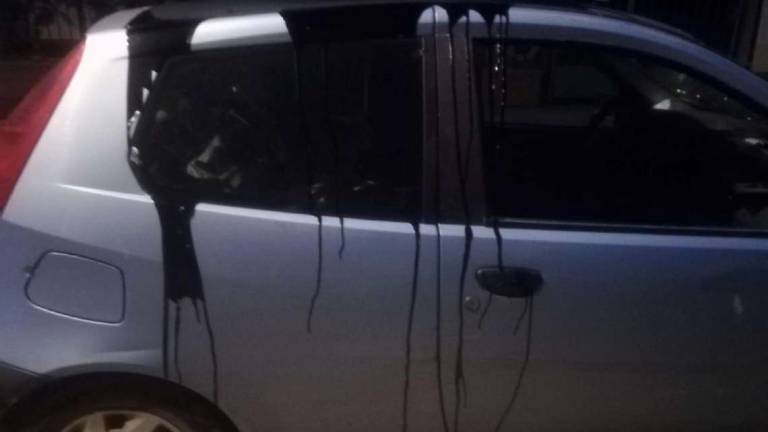 Ravenna: torna la guerra delle vongole, vandalizzata un'auto a Marina Romea Ravenna: torna la guerra delle vongole, vandalizzata un'auto a Marina Romea