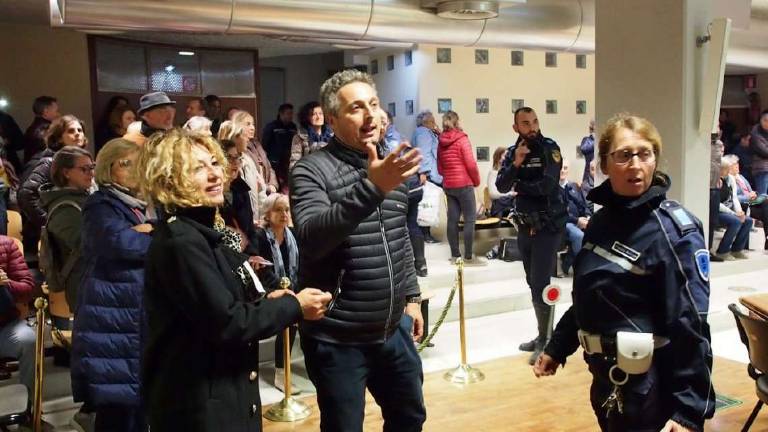 Rimini, non fanno parlare i no vax: consiglio comunale occupato Rimini, non fanno parlare i no vax: consiglio comunale occupato