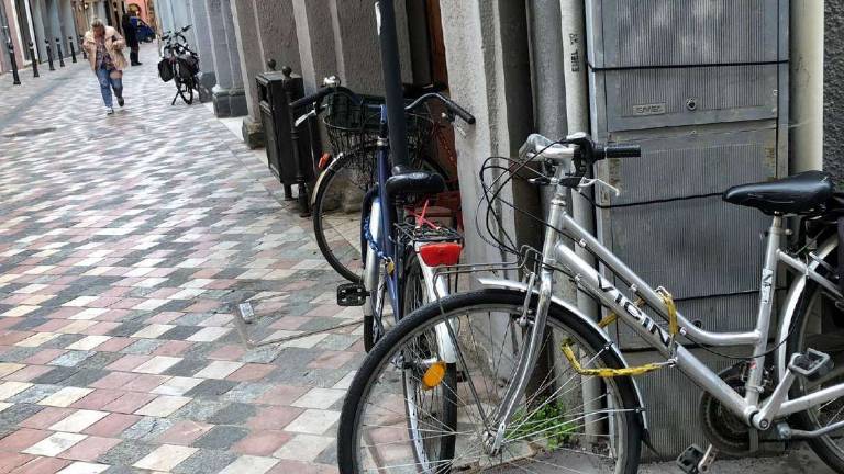 Ladro di bici in azione in centro a Cesena Ladro di bici in azione in centro a Cesena