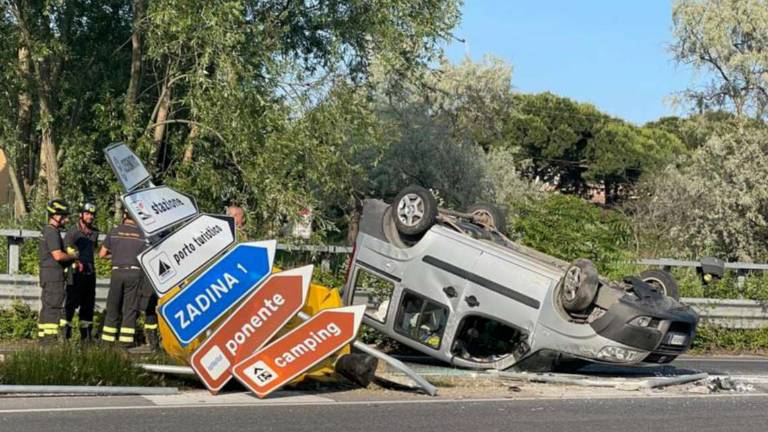 Cesenatico, ultrasettantenni si ribaltano con l'auto sull'Adriatica: feriti lievi Cesenatico, ultrasettantenni si ribaltano con l'auto sull'Adriatica: feriti lievi