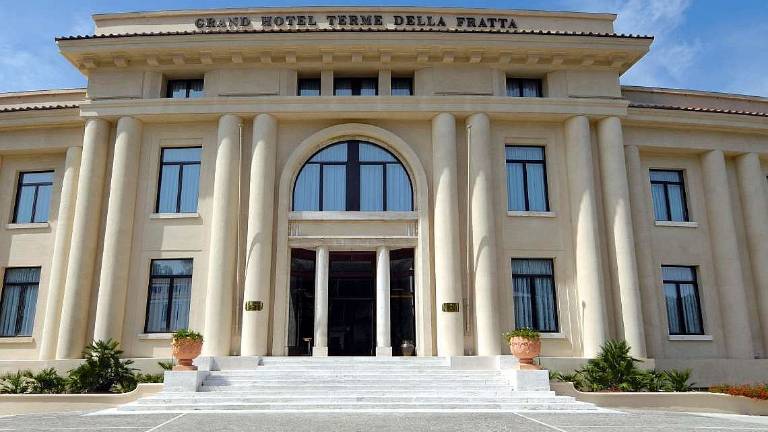 La maglia rosa Egan Bernal al Grand Hotel Terme della Fratta La maglia rosa Egan Bernal al Grand Hotel Terme della Fratta