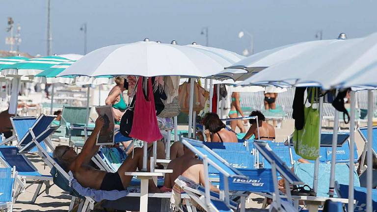 Rimini, fa razzia di zaini tra gli ombrelloni: 23enne beccato dalla Polizia Rimini, fa razzia di zaini tra gli ombrelloni: 23enne beccato dalla Polizia