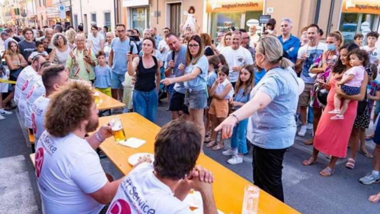 Cesenatico, torna la sfida dei mangiatori: il campione in carica ha un primato di 6 birre e 42 salsicce Cesenatico, torna la sfida dei mangiatori: il campione in carica ha un primato di 6 birre e 42 salsicce