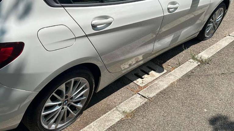 Imola, atti vandalici in via Pasolini: gomme tagliate a un'auto Imola, atti vandalici in via Pasolini: gomme tagliate a un'auto