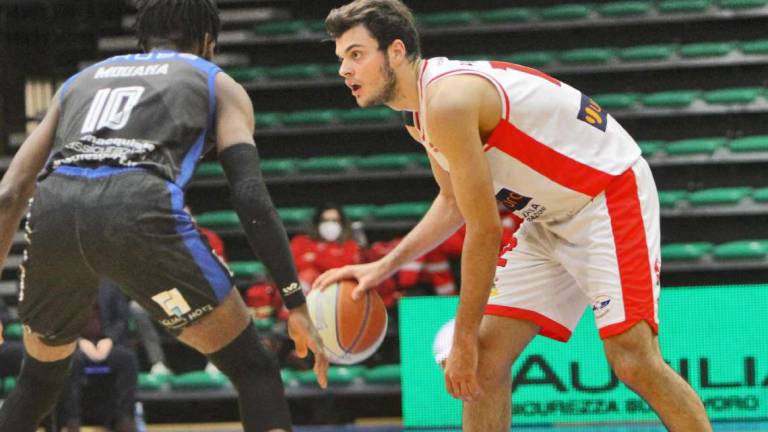 Basket A2, l'Unieuro a Casale ma per Palumbo la stagione è finita Basket A2, l'Unieuro a Casale ma per Palumbo la stagione è finita