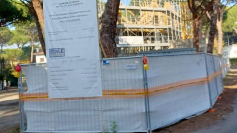 Milano Marittima, siete dei barbari: protesta contro un cantiere Milano Marittima, siete dei barbari: protesta contro un cantiere