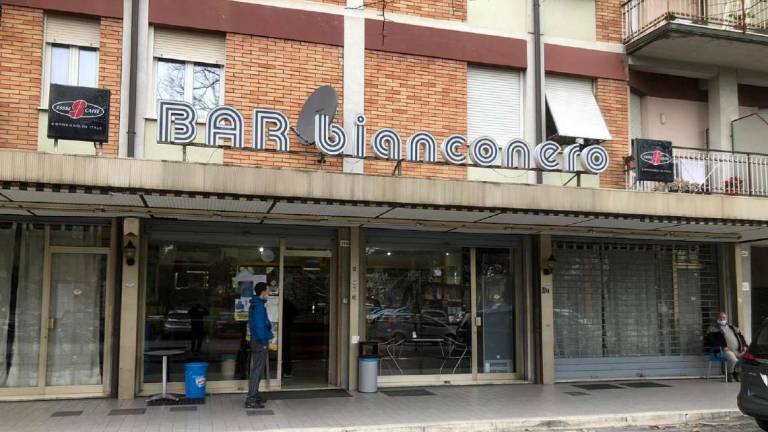 Quarantenne arrestato a Cesena tra gli insulti e le esultanze dei condomini: Basta schiamazzi Quarantenne arrestato a Cesena tra gli insulti e le esultanze dei condomini: Basta schiamazzi