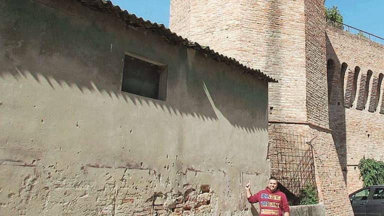 Gatteo, le proteste: Quel tetto in eternit è una bomba ecologica Gatteo, le proteste: Quel tetto in eternit è una bomba ecologica