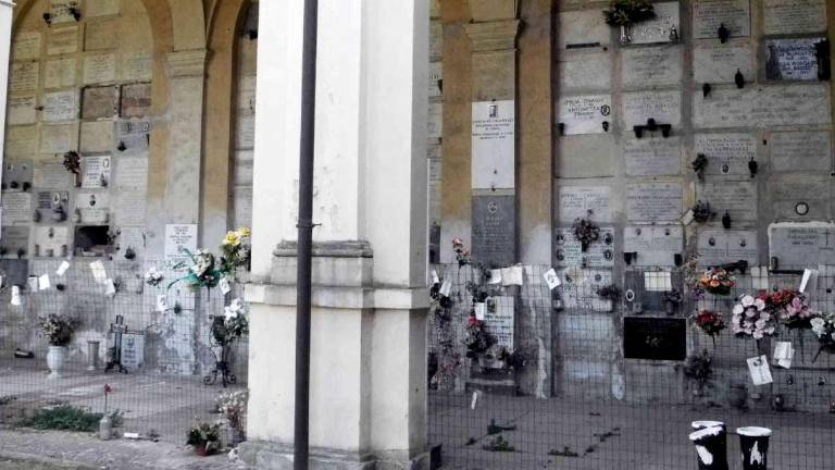 Imola, asta per le tombe di famiglia al cimitero del Piratello Imola, asta per le tombe di famiglia al cimitero del Piratello