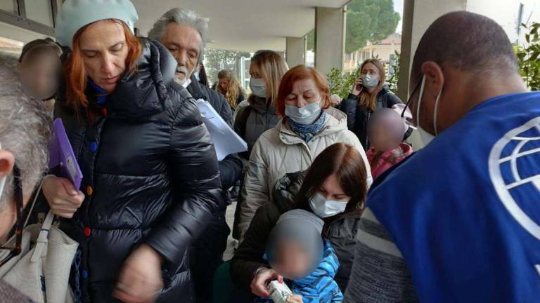 Rimini. File e bimbi al freddo: profughi, odissea per registrarsi Rimini. File e bimbi al freddo: profughi, odissea per registrarsi