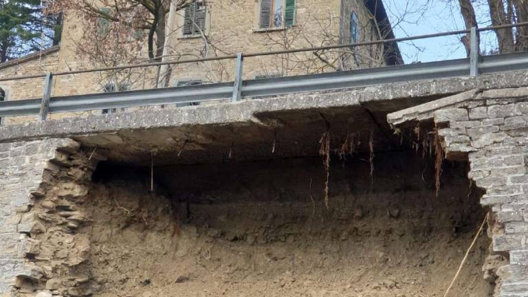 Forlì. Crolla muro sulla Sp129, viabilità a rischio Forlì. Crolla muro sulla Sp129, viabilità a rischio