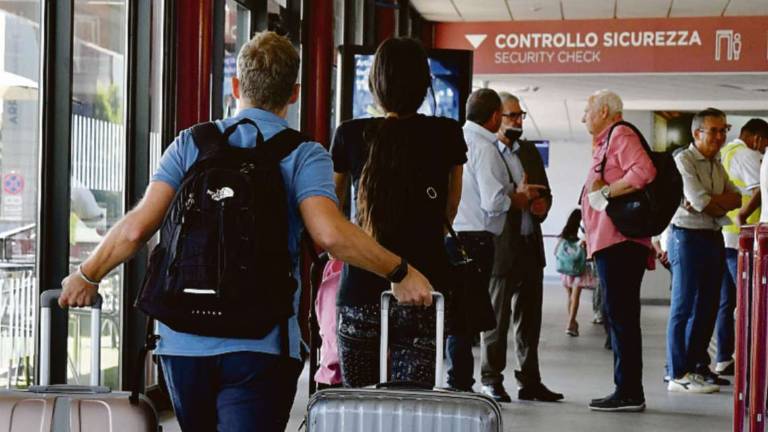 Forlì. Aeroitalia, proteste per ritardi e voli cancellati Forlì. Aeroitalia, proteste per ritardi e voli cancellati
