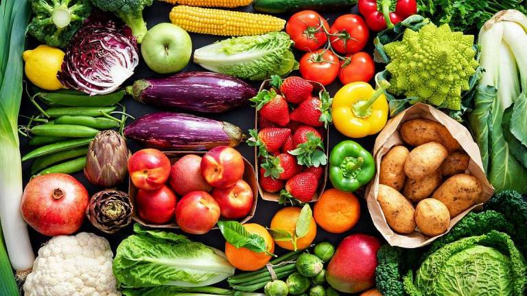 Frutta e verdura a tavola, facciamo il pieno di salute Frutta e verdura a tavola, facciamo il pieno di salute