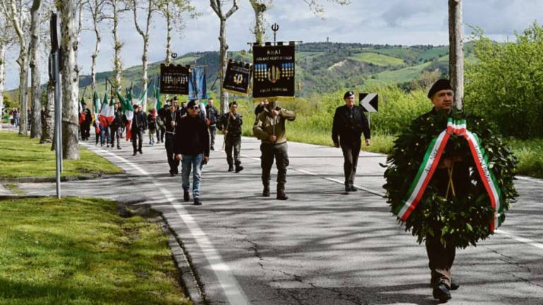 Predappio. Corteo e preghiera per ricordare Mussolini Predappio. Corteo e preghiera per ricordare Mussolini