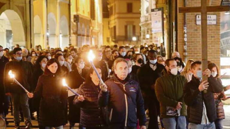 Cesena, Via Crucis dopo due anni di stop, senza cenni all'Ucraina Cesena, Via Crucis dopo due anni di stop, senza cenni all'Ucraina