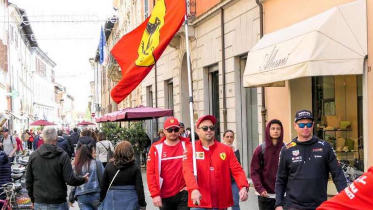 Una marea rossa infiamma Imola: esplode la passione Ferrari Una marea rossa infiamma Imola: esplode la passione Ferrari