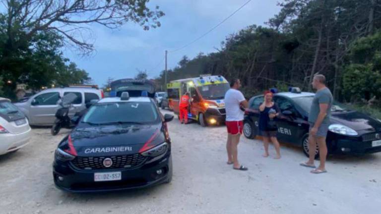 Brutale rapina in spiaggia, caccia all'uomo a Marina Romea Brutale rapina in spiaggia, caccia all'uomo a Marina Romea
