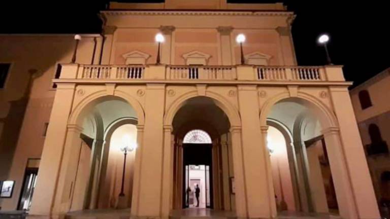 Il teatro Stignani di Imola protesta accendendo le luci Il teatro Stignani di Imola protesta accendendo le luci