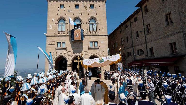 San Marino, piazza gremita per il Corpus Domini San Marino, piazza gremita per il Corpus Domini
