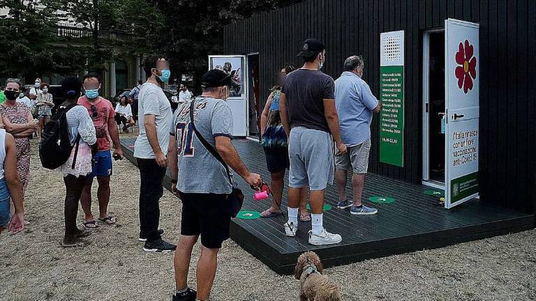Vaccini ai giovani, l'Ausl: Sì a corsie preferenziali Vaccini ai giovani, l'Ausl: Sì a corsie preferenziali