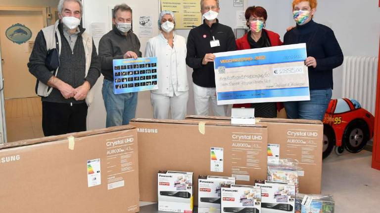Forlì. Doni a Pediatria dai commercianti di Vecchiazzano Forlì. Doni a Pediatria dai commercianti di Vecchiazzano