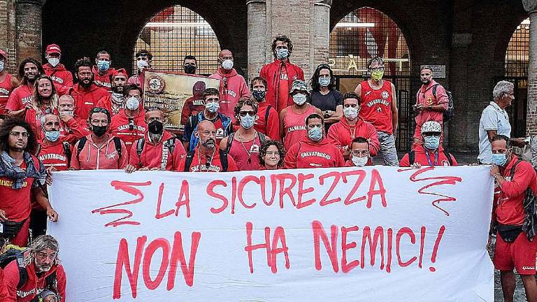 Rimini. I bagnini: Salvataggio, servizio pubblico impossibile Rimini. I bagnini: Salvataggio, servizio pubblico impossibile