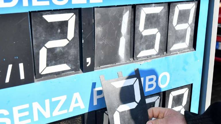Forlì. Carburanti, il pieno aumenta in media di 40 euro Forlì. Carburanti, il pieno aumenta in media di 40 euro