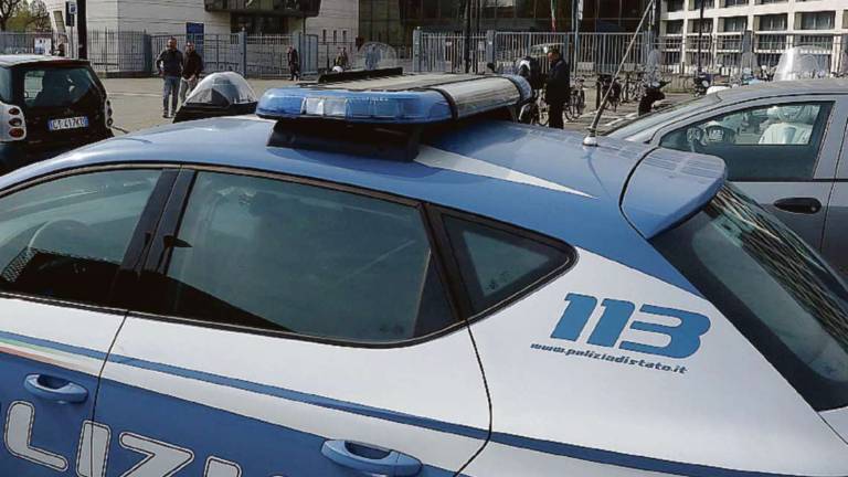 Rimini. Tenta di rubare un motorino poi prende a testate l'auto della Polizia: arrestato Rimini. Tenta di rubare un motorino poi prende a testate l'auto della Polizia: arrestato
