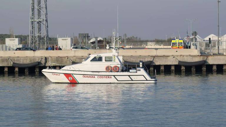 Ravenna, litiga col fidanzato e minaccia di buttarsi in mare Ravenna, litiga col fidanzato e minaccia di buttarsi in mare