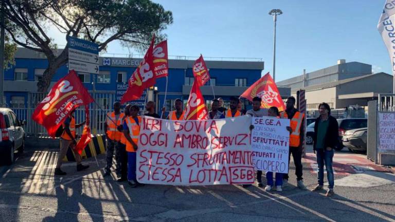Ravenna, battaglia per gli operai nigeriani: Proposti aumenti risibili da 60 euro lordi Ravenna, battaglia per gli operai nigeriani: Proposti aumenti risibili da 60 euro lordi