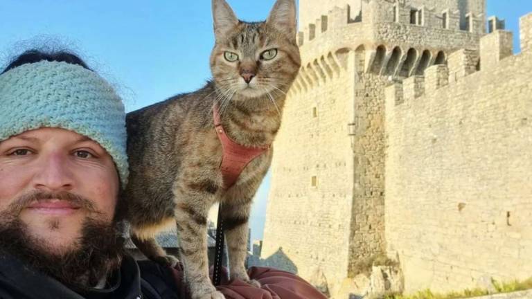 Dalla Scozia in bici con la gatta, arriva a San Marino Dalla Scozia in bici con la gatta, arriva a San Marino