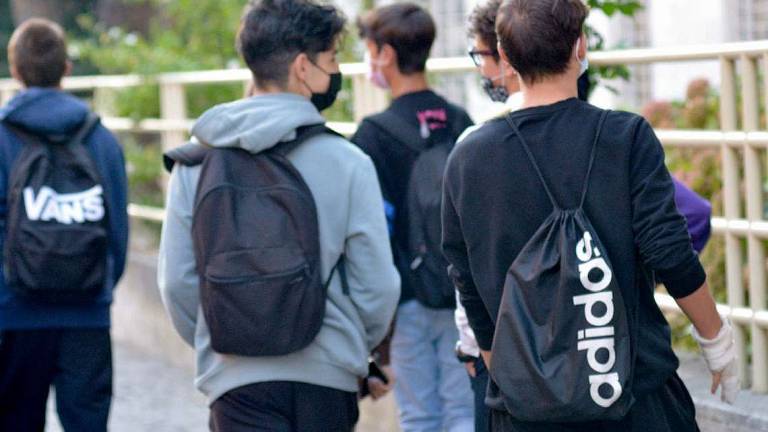 Ravenna, Alzi la mano chi non è vaccinato. Polemiche a scuola Ravenna, Alzi la mano chi non è vaccinato. Polemiche a scuola