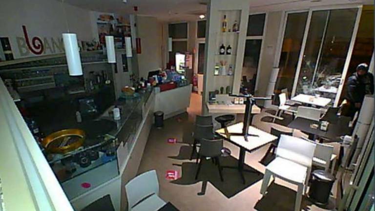 Rimini. Terzo colpo in un bar: vetrata sfondata dai ladri Rimini. Terzo colpo in un bar: vetrata sfondata dai ladri