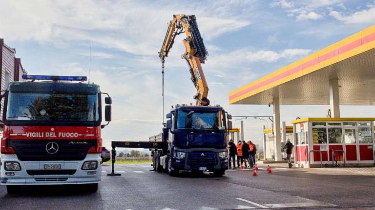 Bagnara, pesante carico si sgancia e schiaccia autotrasportatore Bagnara, pesante carico si sgancia e schiaccia autotrasportatore