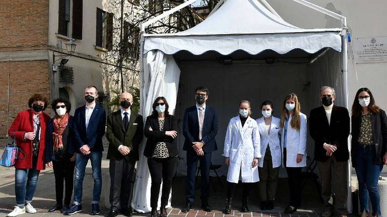 Un gazebo per i tamponi in centro Un gazebo per i tamponi in centro