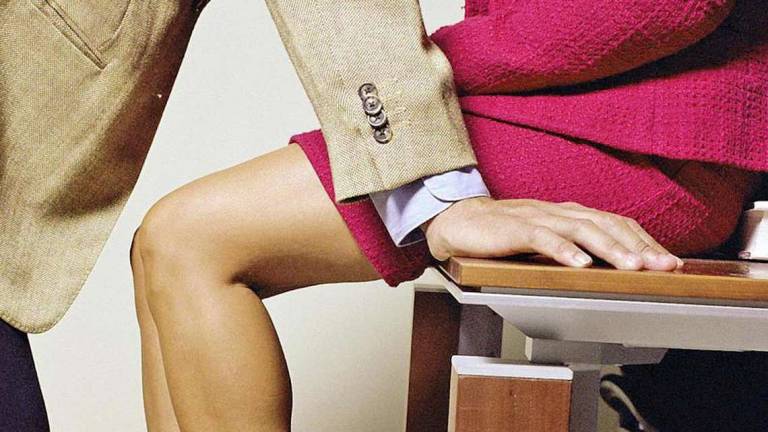 Rimini. Commesse molestate da direttore: Vuoi il lavoro? Vieni in bagno Rimini. Commesse molestate da direttore: Vuoi il lavoro? Vieni in bagno
