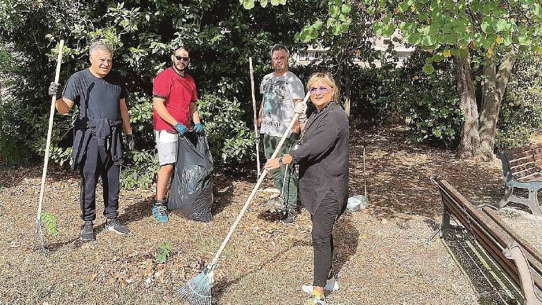 Savignano, rifiuti di tutti i tipi al Cesare, mutande incluse Savignano, rifiuti di tutti i tipi al Cesare, mutande incluse