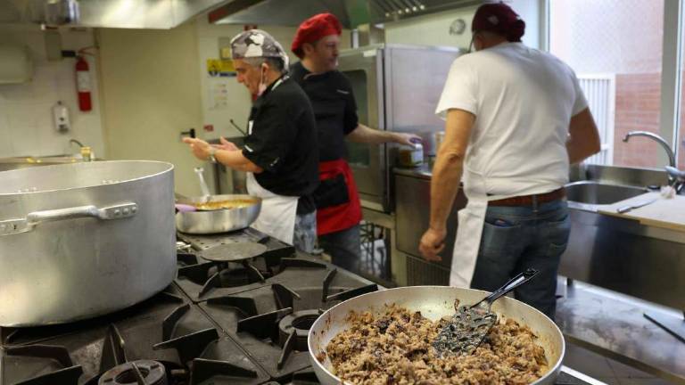 Cucine Popolari, pienone a Cesena nella cena di aiuto all'Ucraina Cucine Popolari, pienone a Cesena nella cena di aiuto all'Ucraina