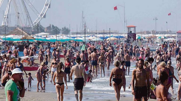 Turismo. Il sindaco di Rimini: Giugno poco al di sotto del 2022: arrivi dall'estero per il 35% Turismo. Il sindaco di Rimini: Giugno poco al di sotto del 2022: arrivi dall'estero per il 35%