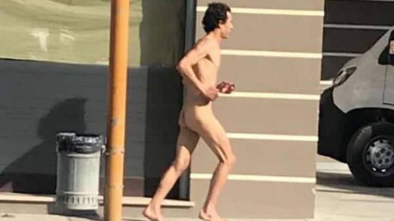 Un podista nudo di corsa a San Giorgio di Cesena Un podista nudo di corsa a San Giorgio di Cesena