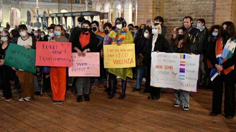 Forlì, flash mob contro le discriminazioni Forlì, flash mob contro le discriminazioni