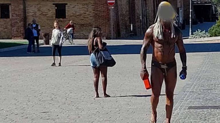 In costume in giro per Cervia e offende chi lo critica In costume in giro per Cervia e offende chi lo critica