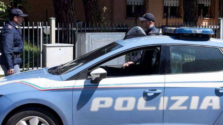 Ruba una costosa bici da un albergo di Riccione: la polizia lo arresta a Rimini Ruba una costosa bici da un albergo di Riccione: la polizia lo arresta a Rimini