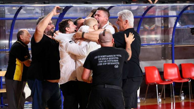 Basket B, la gioia di Regazzi per la salvezza Virtus Basket B, la gioia di Regazzi per la salvezza Virtus