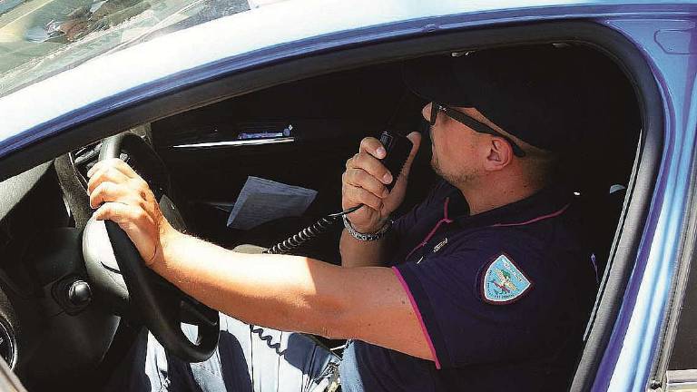 Rimini, sorpresi con la borsa rubata: denunciati per ricettazione Rimini, sorpresi con la borsa rubata: denunciati per ricettazione