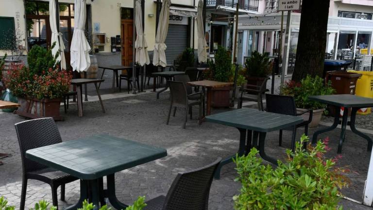 Forlì. Nuovo regolamento dehors: più spazi all'aperto e verande Forlì. Nuovo regolamento dehors: più spazi all'aperto e verande
