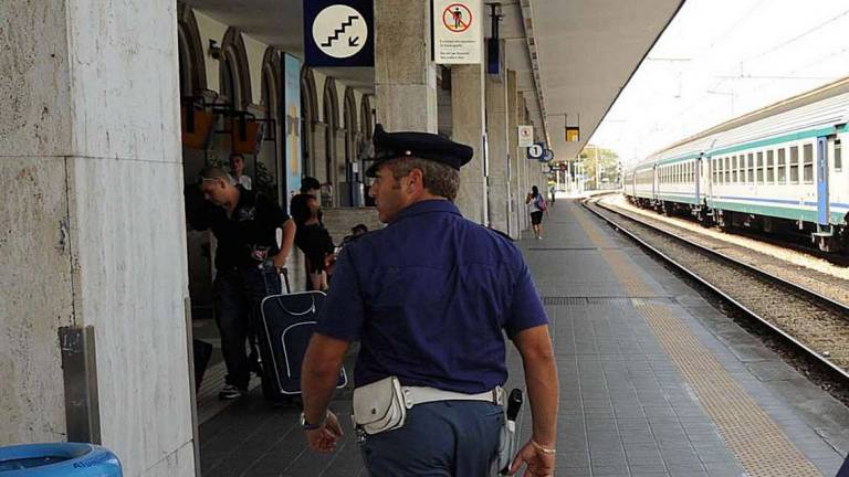Cattolica, lite sul treno: accoltellato sotto gli occhi dei passeggeri Cattolica, lite sul treno: accoltellato sotto gli occhi dei passeggeri