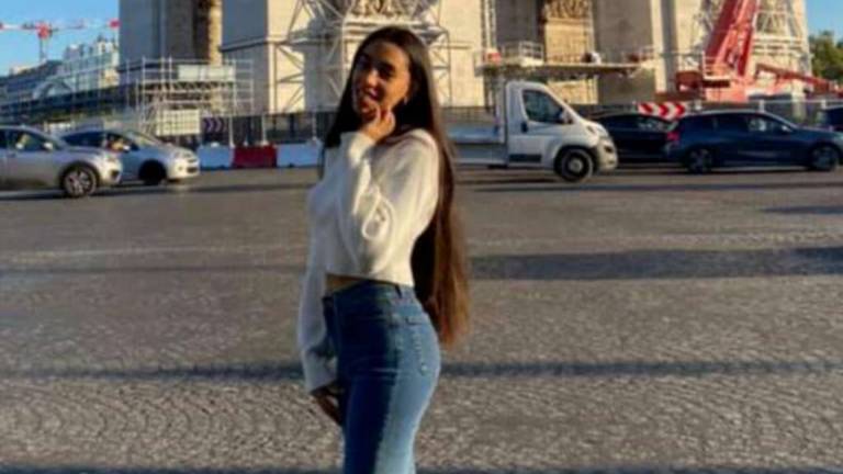 Rimini. Addio Farah, un minuto di silenzio all'Einaudi per la studentessa travolta da un'auto Rimini. Addio Farah, un minuto di silenzio all'Einaudi per la studentessa travolta da un'auto